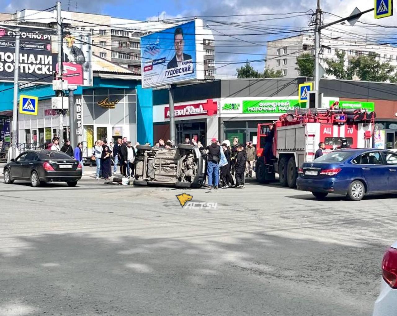 Фото В Новосибирске иномарка перевернулась недалеко от Михаиловской набережной 2 - Сиб.ФМ Фото В Новосибирске иномарка перевернулась недалеко от Михаиловской набережной 2